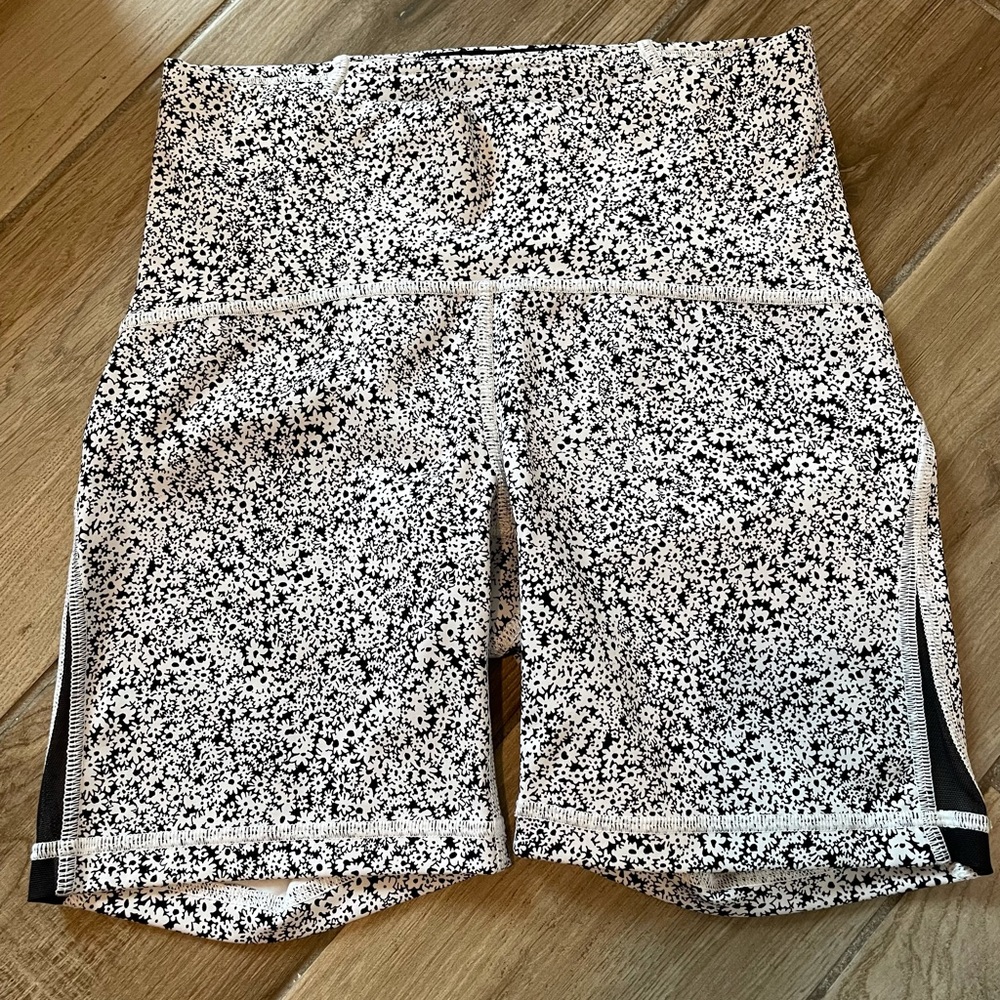 Lululemon bike shorts size 4